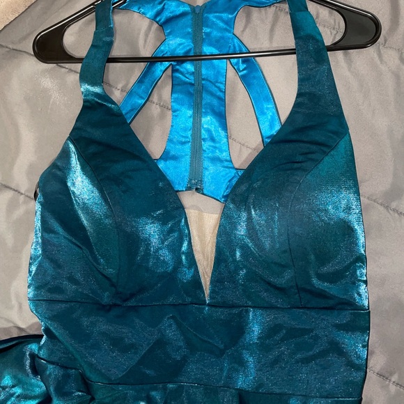 size 16 , open back and pockets on the side . Tight on top loose on bottom - Picture 2 of 5